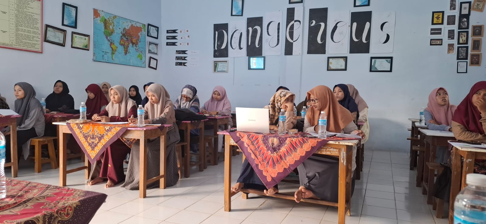 Hadirin para guru dan undangan.