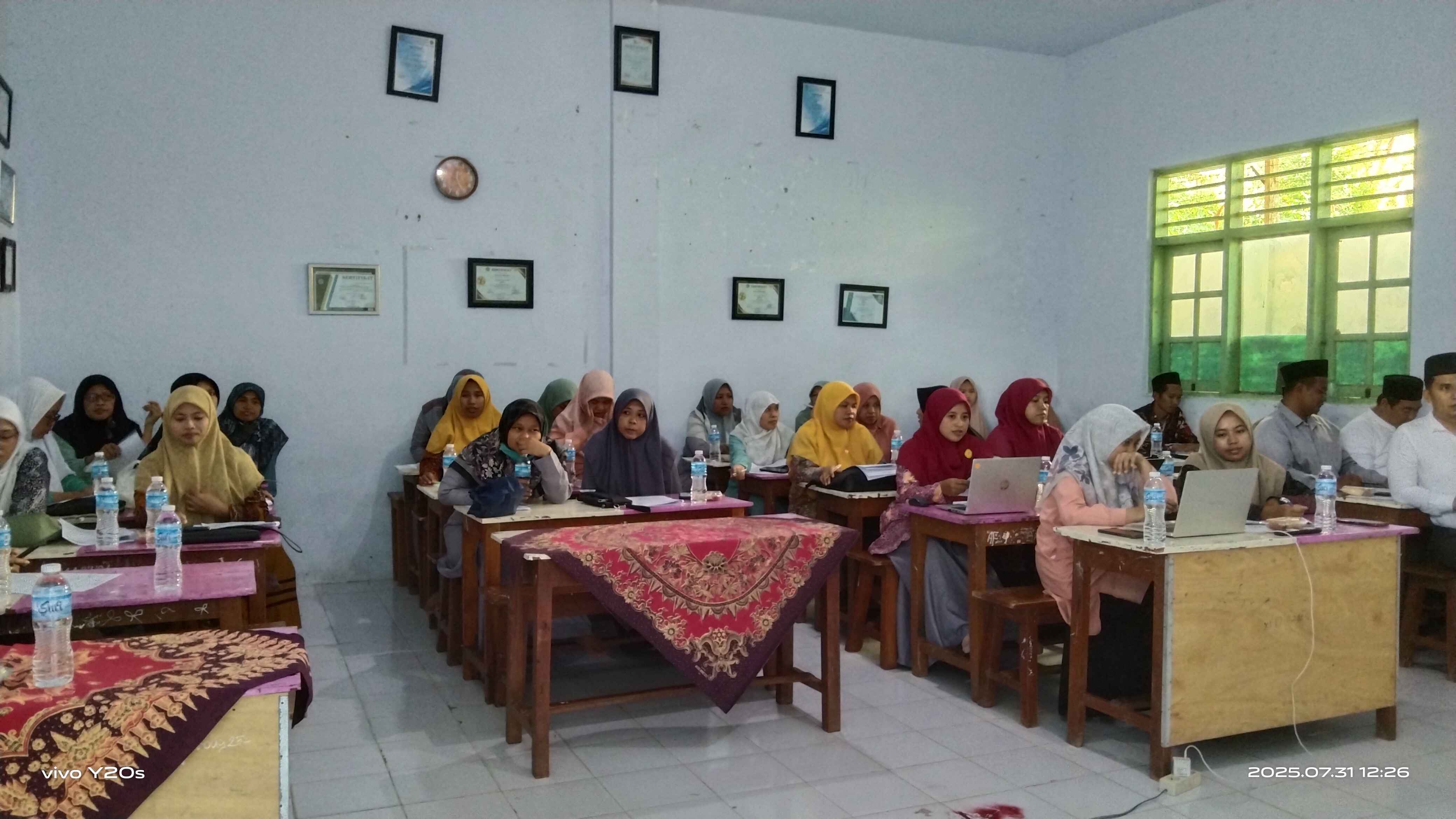 Peserta rapat wali kelas.