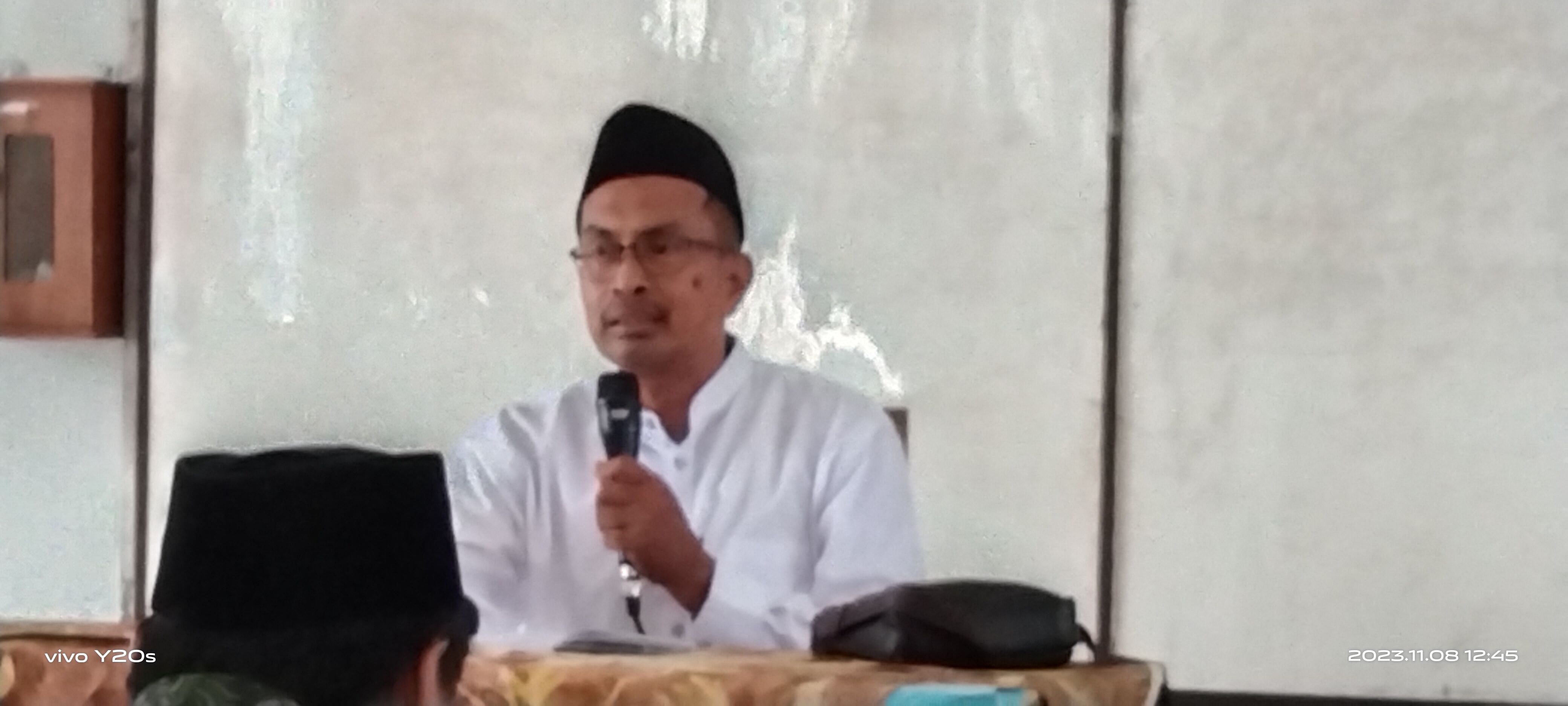 Pemimpin musyawarah sedang mengarahkan peserta MGMP.